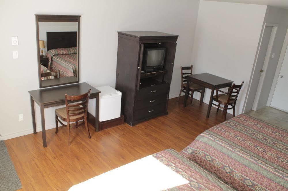 Motel Le Rond Point Metabetchouan Εξωτερικό φωτογραφία