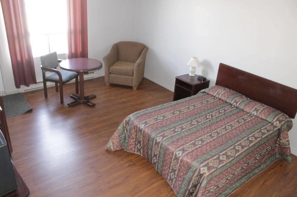 Motel Le Rond Point Metabetchouan Εξωτερικό φωτογραφία