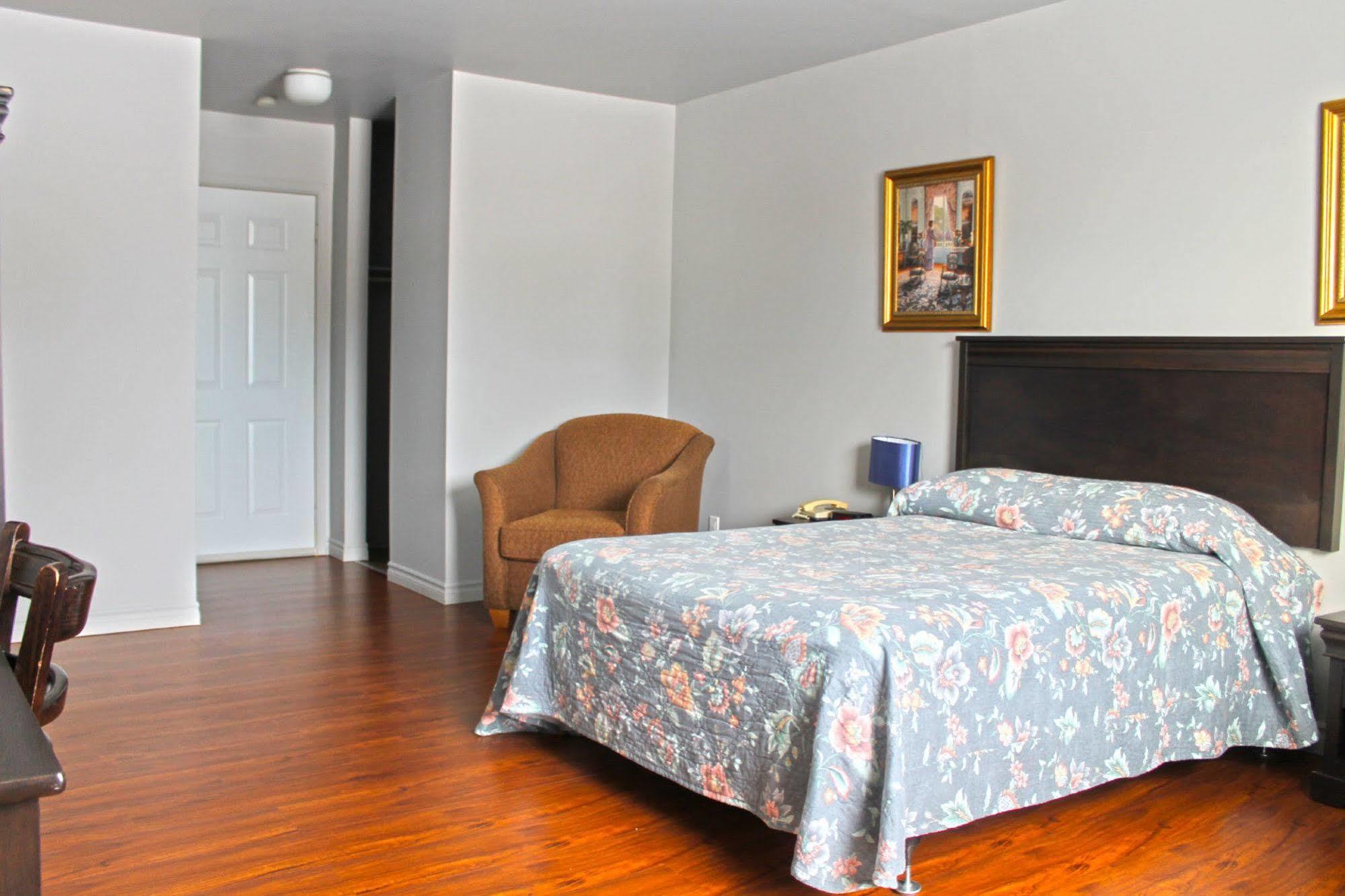 Motel Le Rond Point Metabetchouan Εξωτερικό φωτογραφία