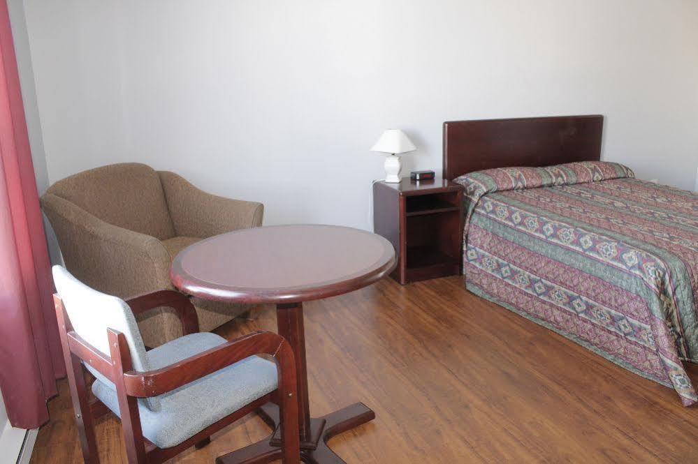 Motel Le Rond Point Metabetchouan Εξωτερικό φωτογραφία