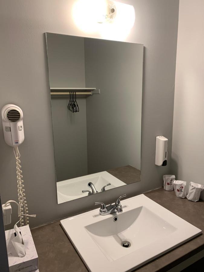 Motel Le Rond Point Metabetchouan Εξωτερικό φωτογραφία